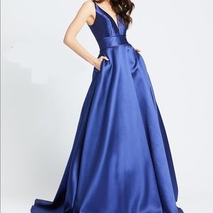 SleevelessMikado ball gown with plunging neckline